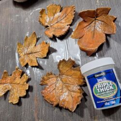 Herfstblaadjes van klei